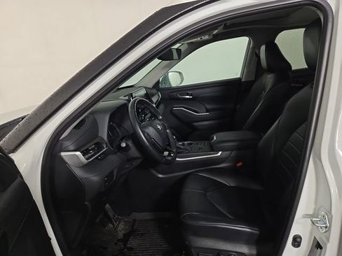 Used 2021 Toyota Highlander XLE AWD/4WD image 12