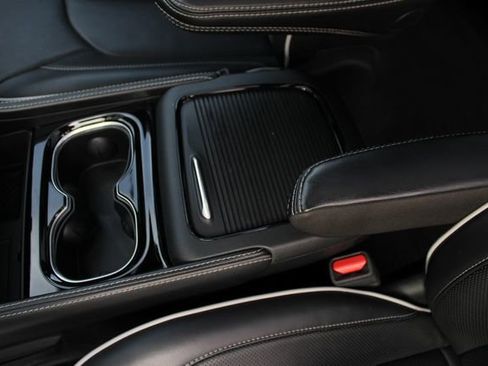 Used 2025 Chrysler Pacifica Limited FWD image 26