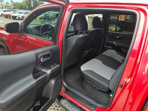 Used 2020 Toyota Tacoma TRD Off-Road w/ Technology Package RWD image 18