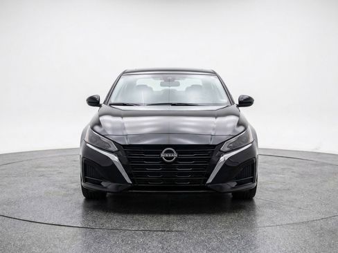 Used 2025 Nissan Altima 2.5 SV FWD image 2