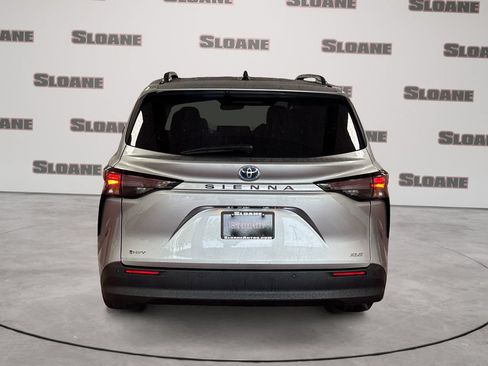 Used 2025 Toyota Sienna XLE FWD image 4