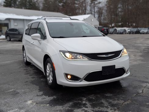 Used 2018 Chrysler Pacifica Touring-L image 14