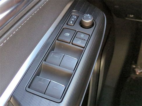 Used 2021 Toyota Venza Limited w/ Advanced Technology Package image 31