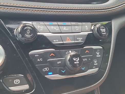 Used 2022 Chrysler Pacifica Pinnacle FWD image 30