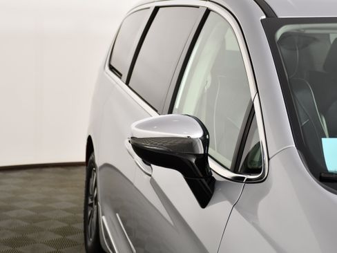 Used 2023 Chrysler Pacifica Limited FWD image 14