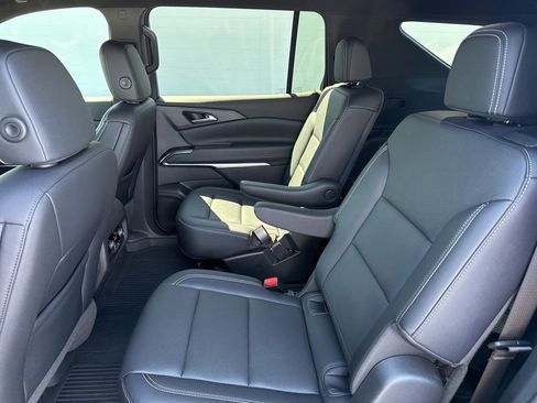 Used 2025 Chevrolet Traverse LT w/ Driver Confidence Package FWD image 16
