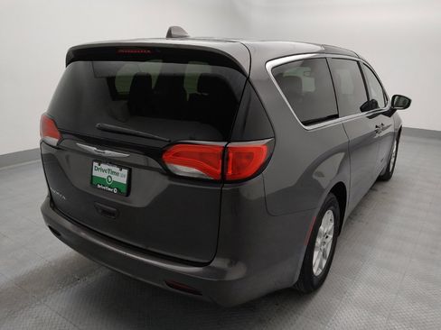 Used 2017 Chrysler Pacifica Touring image 9
