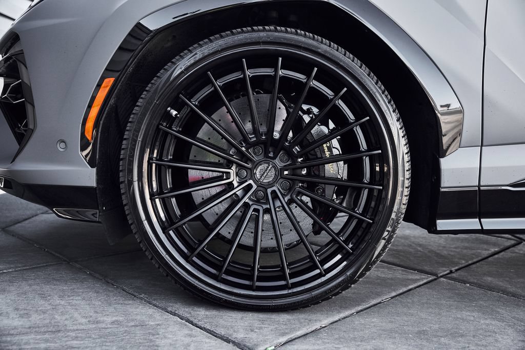Used 2025 Lamborghini Urus SE AWD/4WD image 3