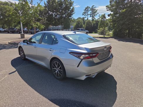 Used 2022 Toyota Camry SE w/ Cold Weather Package FWD image 5