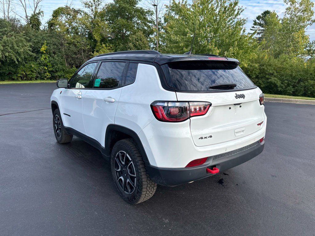 Used 2025 Jeep Compass Trailhawk w/ Trailhawk Convenience Group AWD/4WD image 5