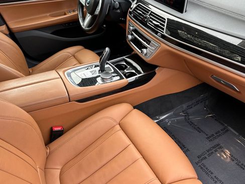Used 2022 BMW 740i w/ M Sport Package image 32
