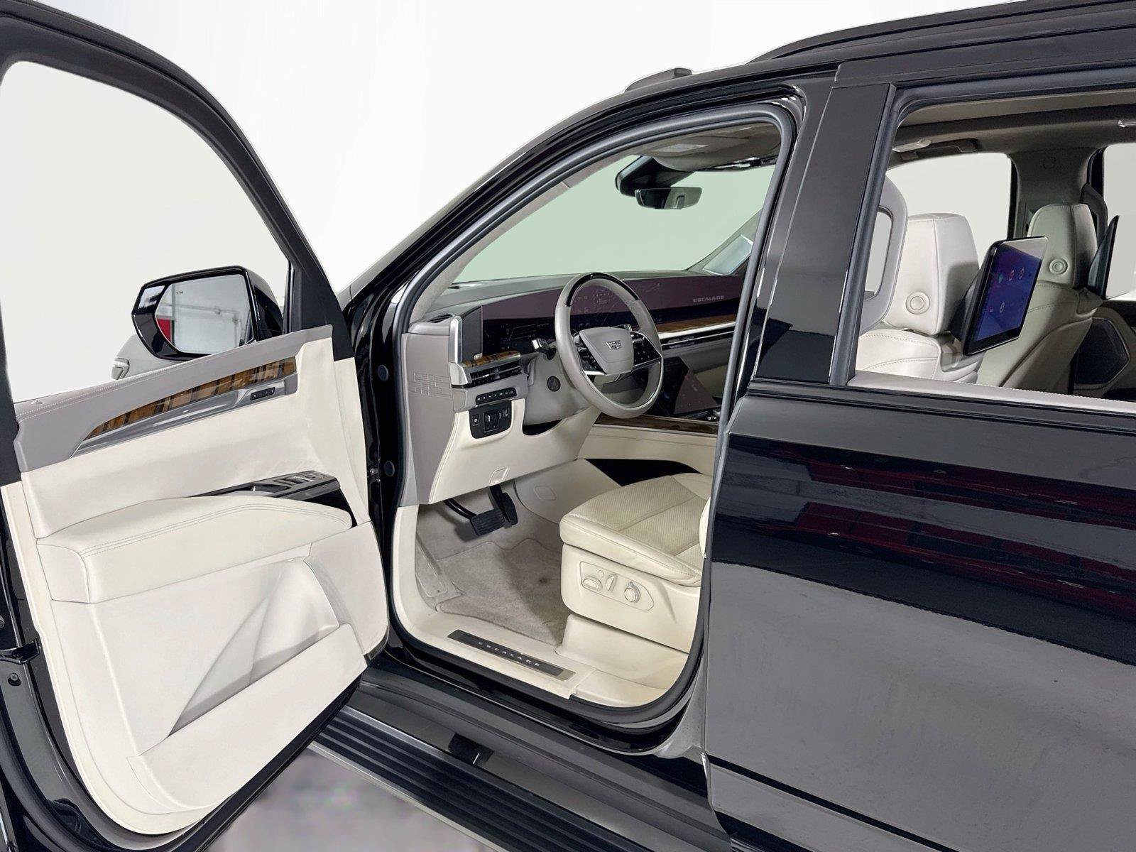 Used 2025 Cadillac Escalade Premium Luxury Platinum AWD/4WD image 11