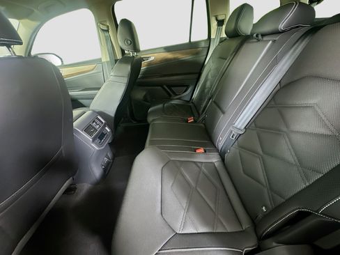 Used 2025 Volkswagen Atlas SE FWD image 26