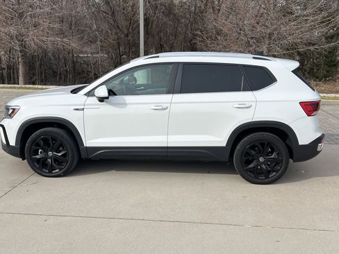 Certified 2024 Volkswagen Taos SE w/ Panoramic Sunroof Package image 7