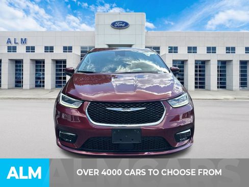 Used 2023 Chrysler Pacifica Touring-L FWD image 2