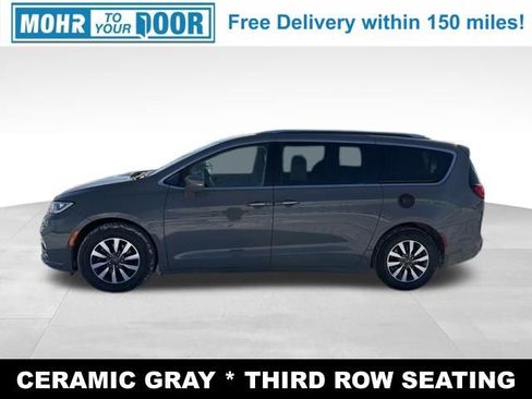 Used 2021 Chrysler Pacifica Touring-L image 2