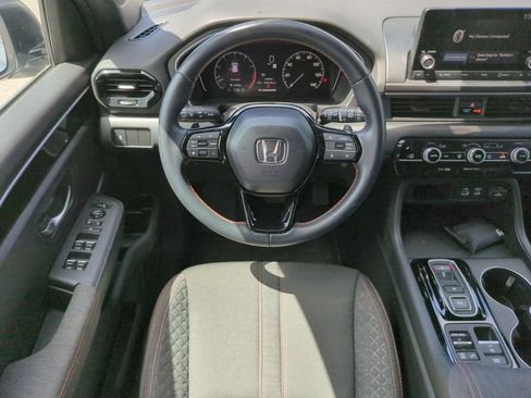 Used 2025 Honda Pilot Sport image 18
