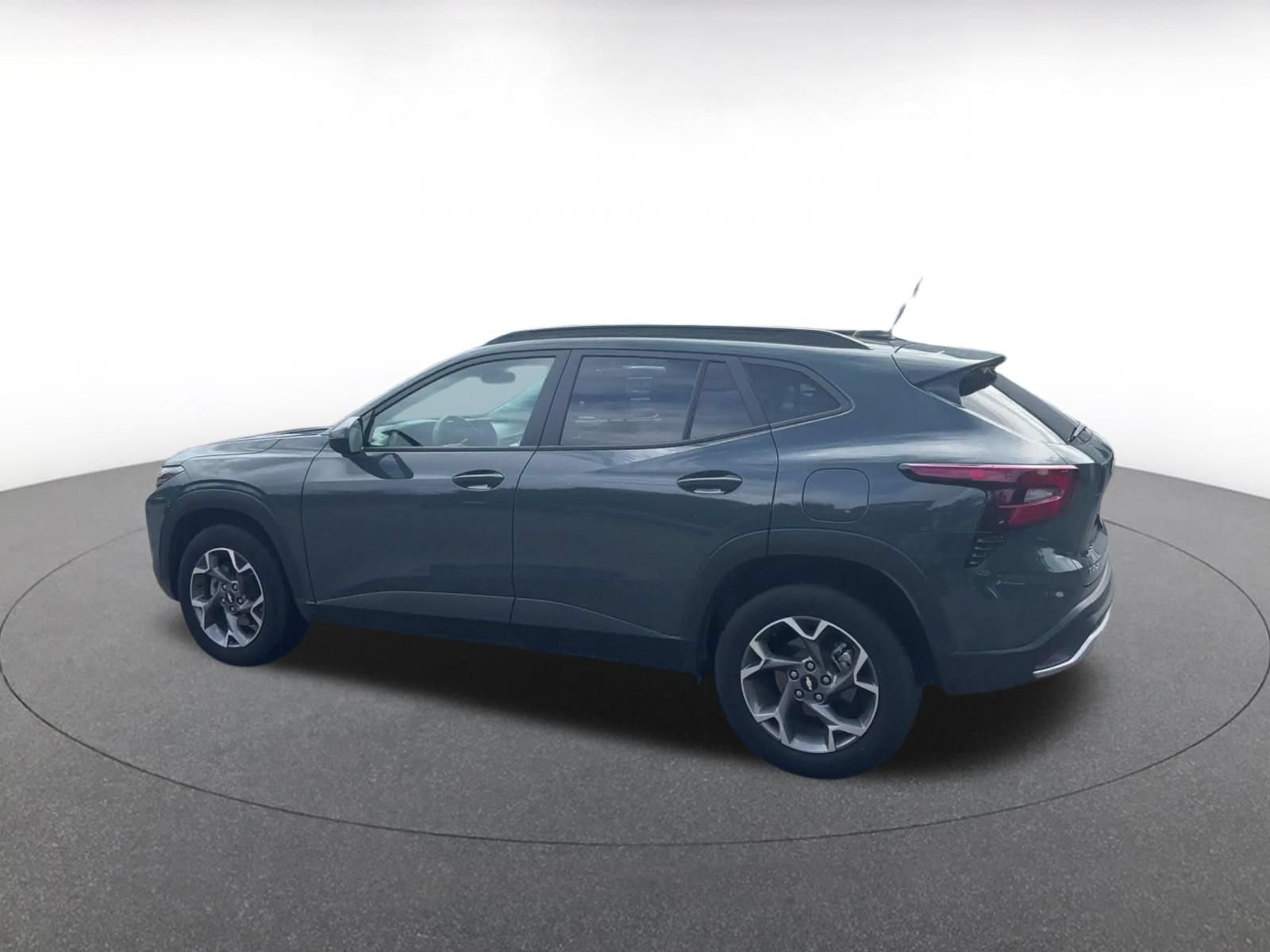 Used 2025 Chevrolet Trax LT FWD image 8