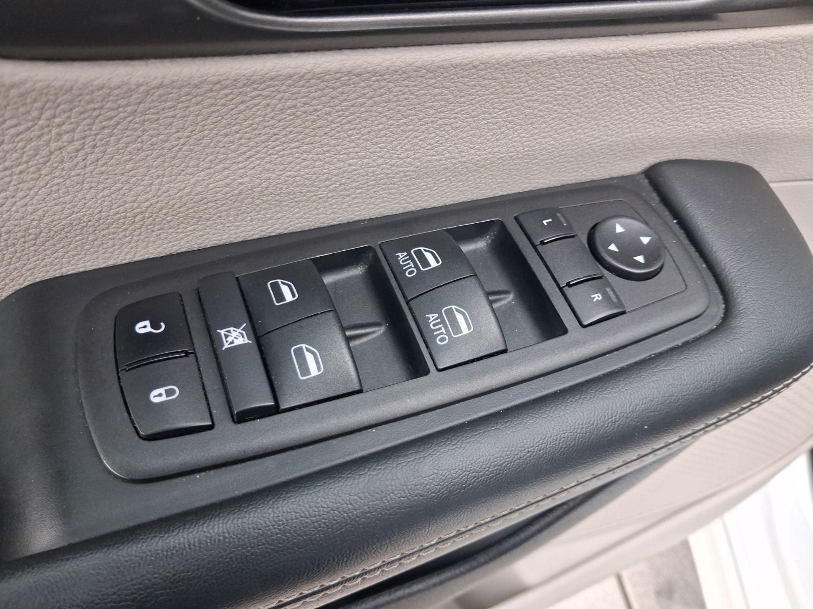 Used 2024 Chrysler Pacifica Touring-L FWD image 17