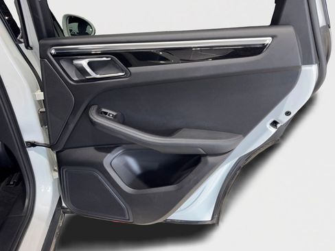 Used 2017 Porsche Macan image 21