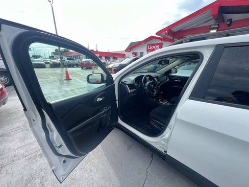 Used 2016 Jeep Cherokee Latitude w/ Cold Weather Group FWD image 3
