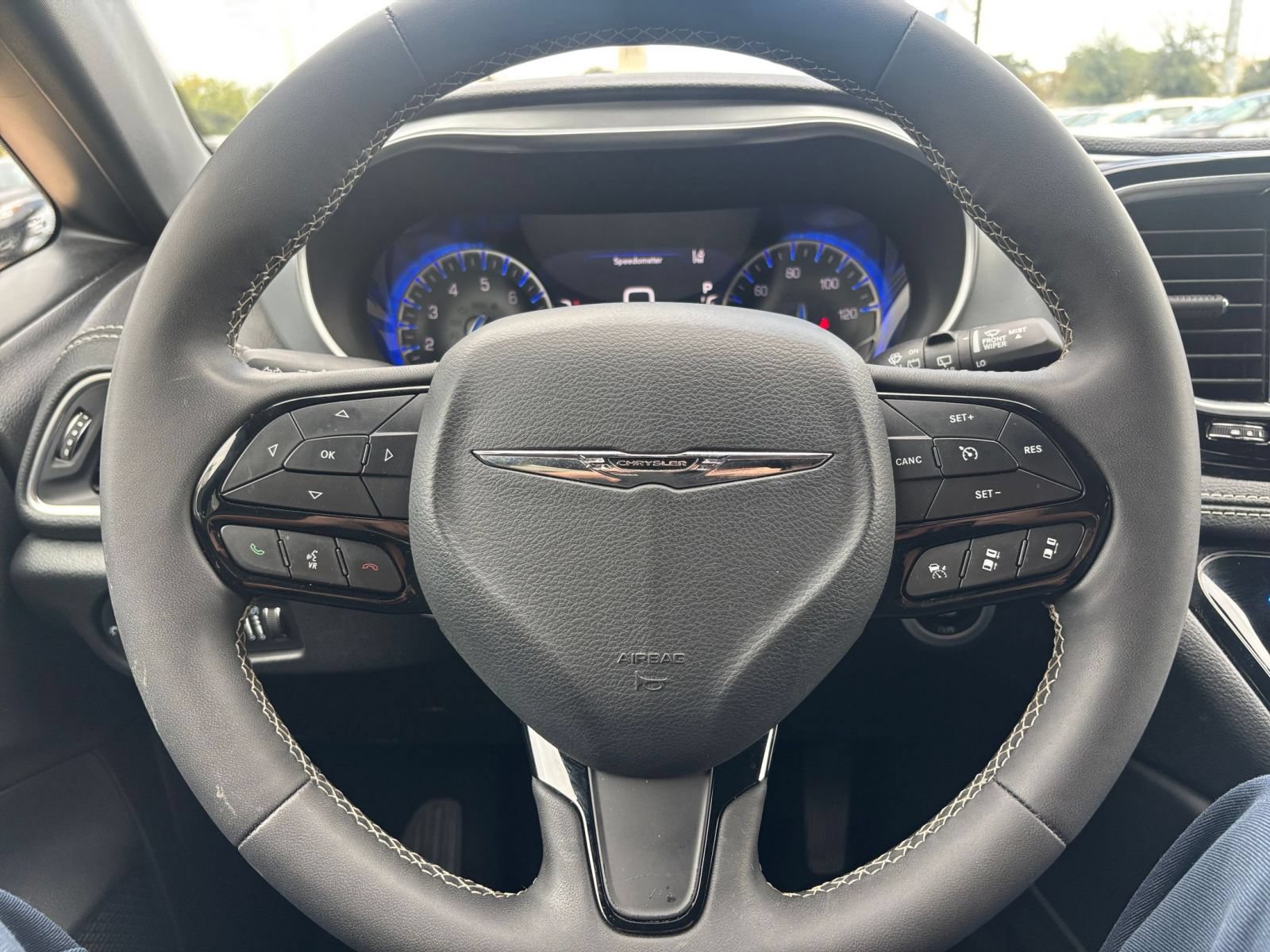 Used 2025 Chrysler Pacifica Limited FWD image 30
