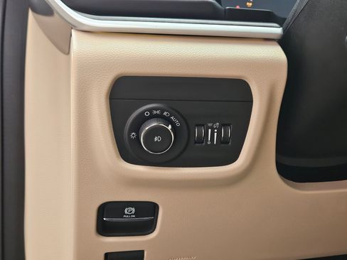 Used 2024 Jeep Grand Cherokee Limited w/ Luxury Tech Group II image 20