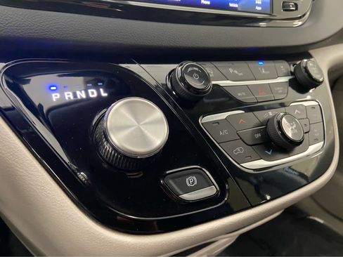 Used 2024 Chrysler Pacifica Touring-L image 32