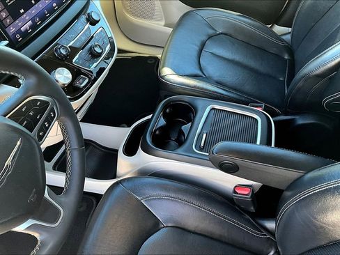 Used 2022 Chrysler Pacifica Touring-L image 15