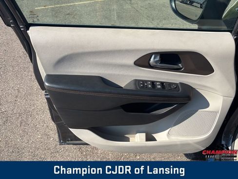 Used 2017 Chrysler Pacifica Touring FWD image 14
