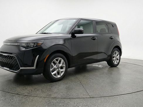 Used 2025 Kia Soul LX w/ LX Technology Package image 3