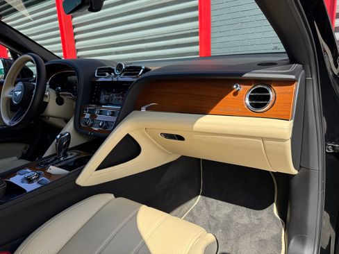 Used 2021 Bentley Bentayga image 27