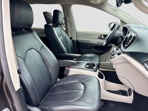 Used 2019 Chrysler Pacifica Touring-L Plus w/ Advanced Safetytec Group FWD image 26