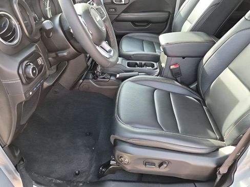 Used 2024 Jeep Wrangler Unlimited Sahara image 31