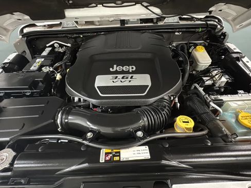 Used 2013 Jeep Wrangler Unlimited Sahara w/ Connectivity Group AWD/4WD image 19