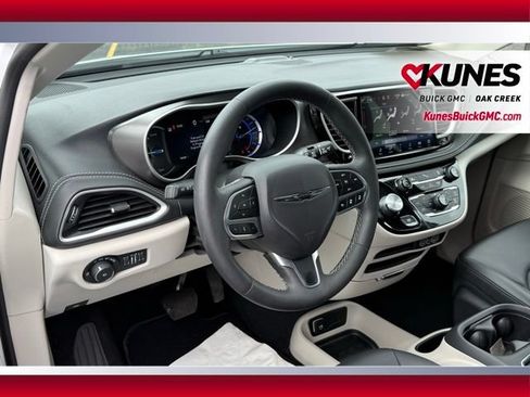 Used 2024 Chrysler Pacifica Limited FWD image 31