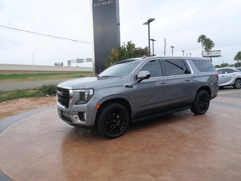 Used 2022 GMC Yukon XL SLE image 5