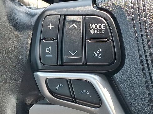 Used 2018 Toyota Highlander Plus w/ Carpet Mat Package (TMS) AWD/4WD image 25