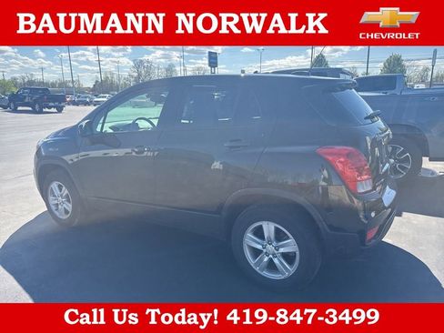 Used 2022 Chevrolet Trax LS w/ Tint and Cruise Package image 8