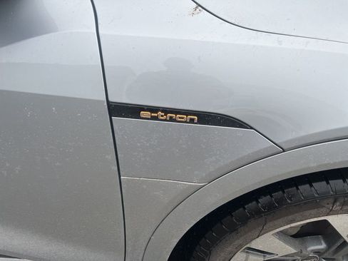 Used 2022 Audi e-tron Premium image 7