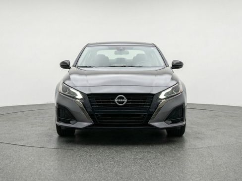 Used 2025 Nissan Altima 2.5 SV image 2