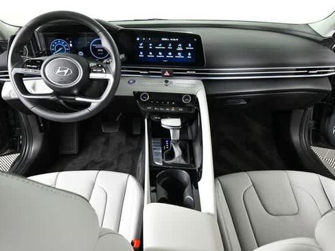 New 2025 Hyundai Elantra Limited image 18