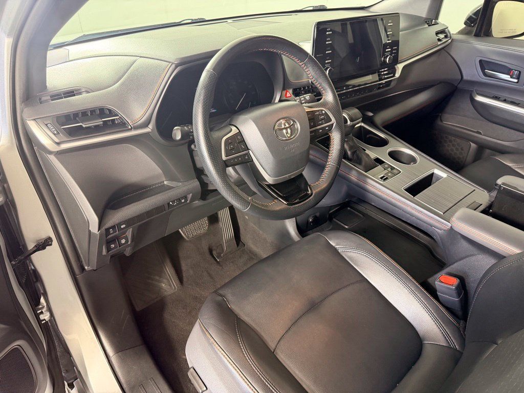 Used 2021 Toyota Sienna XSE FWD image 37