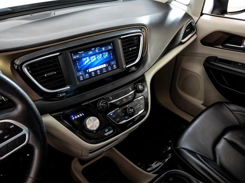 Used 2020 Chrysler Voyager Lxi image 20