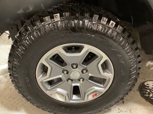 Used 2018 Jeep Wrangler Unlimited Rubicon w/ Connectivity Group AWD/4WD image 12