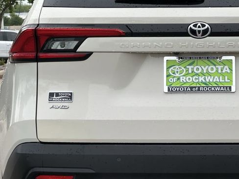 Used 2024 Toyota Grand Highlander AWD image 5