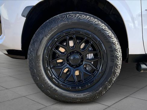 Used 2024 Chevrolet Tahoe Z71 w/ Luxury Package image 10