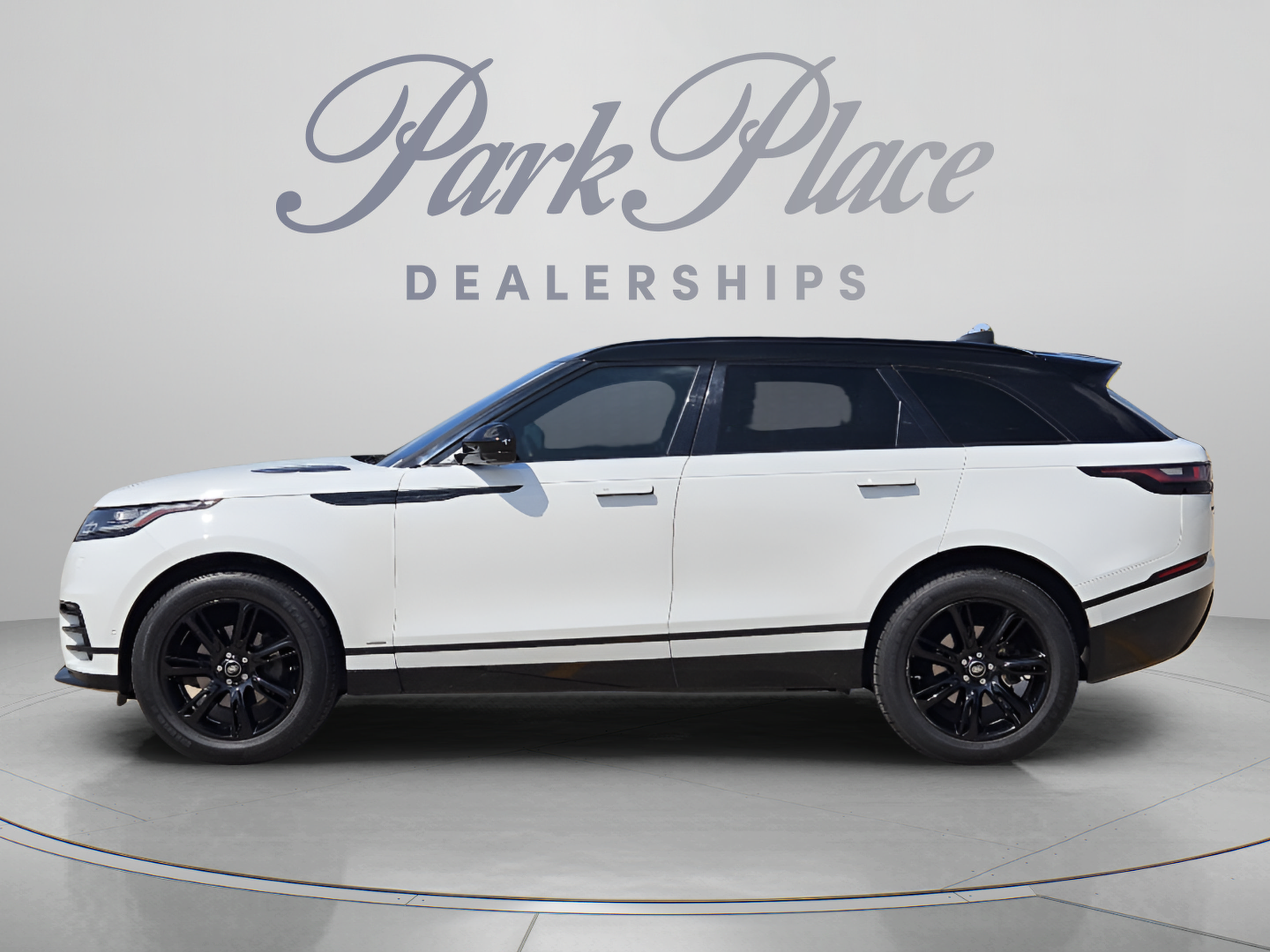 Used 2018 Land Rover Range Rover Velar R-Dynamic SE AWD/4WD image 2