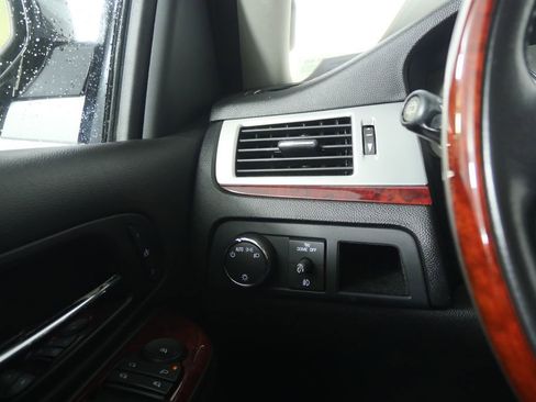 Used 2010 Cadillac Escalade AWD image 19