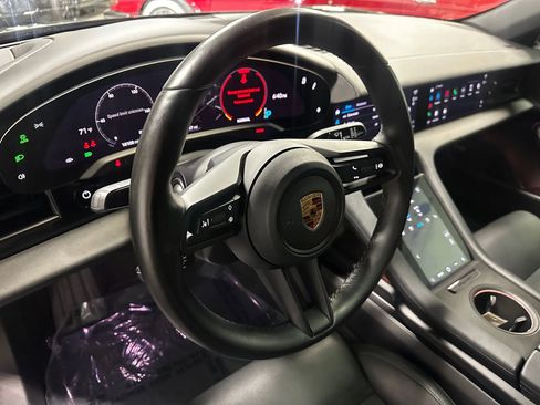 Used 2022 Porsche Taycan image 9